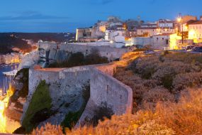 Korzika-Bonifacio v sončnem zahodu Korzika-Bonifacio v sončnem zahodu