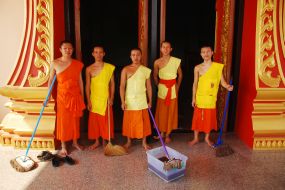 Laos, čiščenje templja Laos, čiščenje templja
