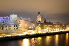 Latvija-Riga-nočni pogled na mesto