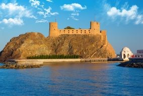 Oman-Muškat, trdnjava Al Jalali s pristaniščem in sultanovo Qaboos palačo ob strani Oman-Muškat, trdnjava Al Jalali s pristaniščem in sultanovo Qaboos palačo ob strani