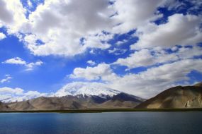 Tadjikistan-Jezero Karakul in veliki Mustag Ata v ozadju Tadjikistan-Jezero Karakul in veliki Mustag Ata v ozadju