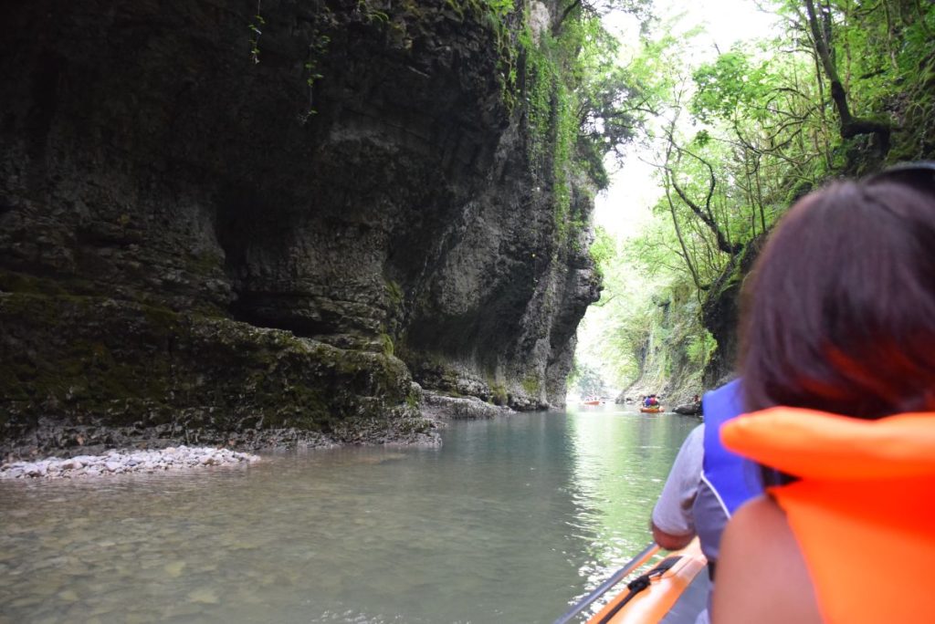 Na mirnem delu reke na Šrtilanki - raftamo!