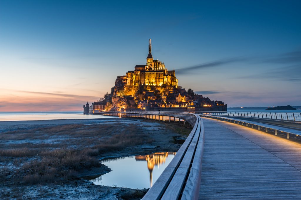 Francija-Mont St. Michel-most z gradom (mrak)