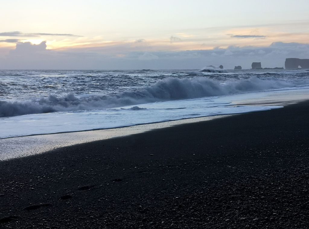 Sončni zahod na najjužnejši plaži Islandije Reynirsfjara