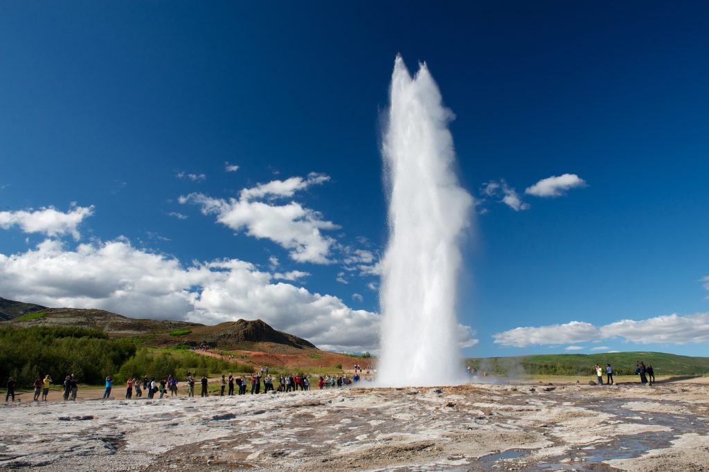 Islandija-gejzir Strokkur