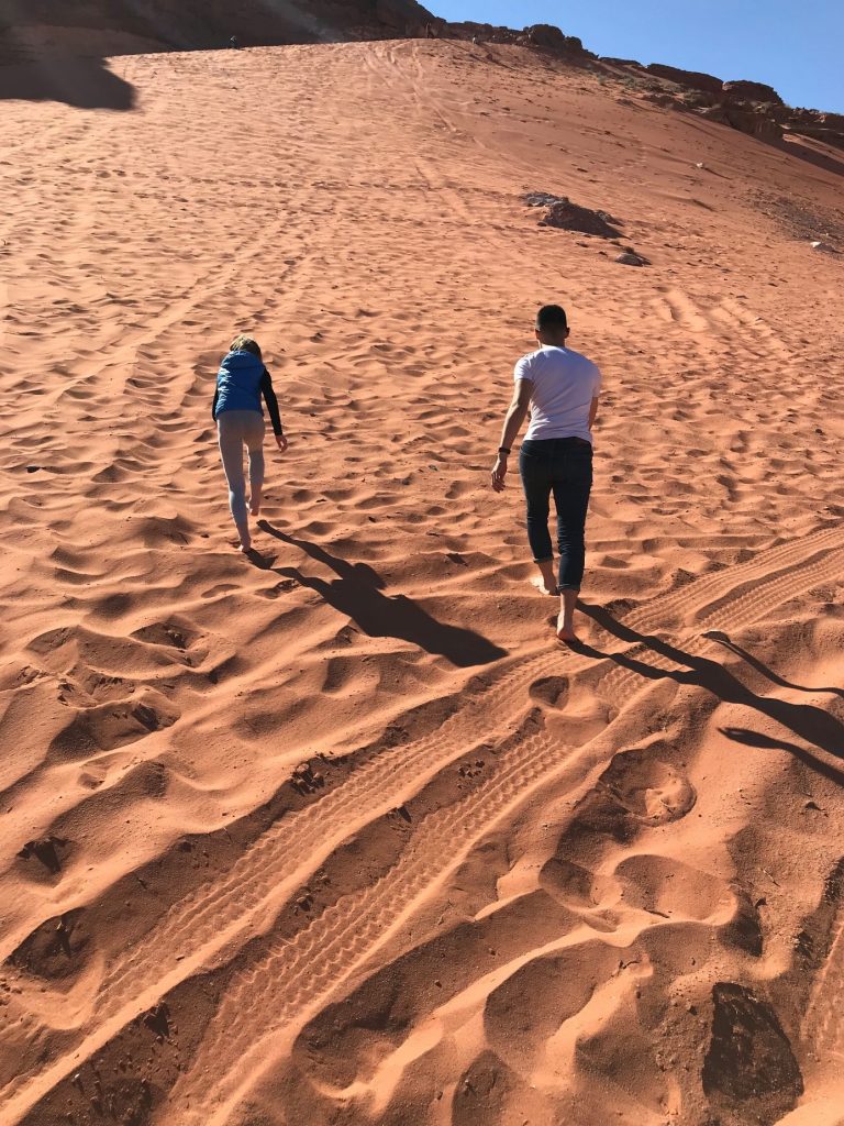 Jordanija-bosi po rdečem pesku