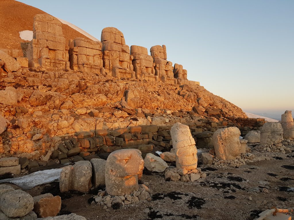 26-vzhodna Turčija-Nemrut-grobnica Antioha Božanskega je doživetje za bogove.