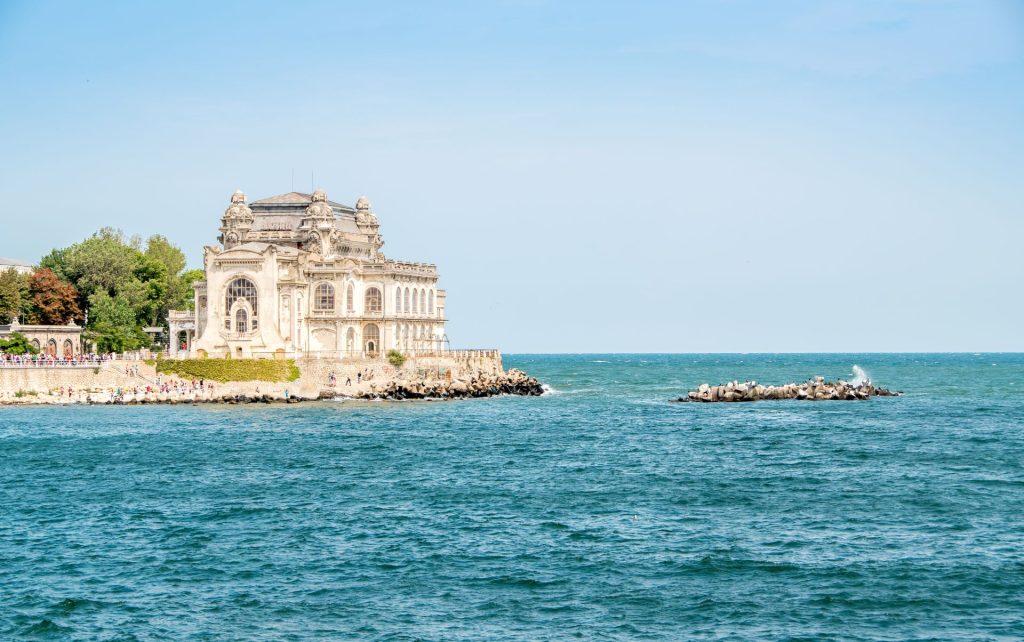 Pristaniško mesto Kostanca je četrto največje mesto v državi ter glavno pristanišče na obali Črnega morja.