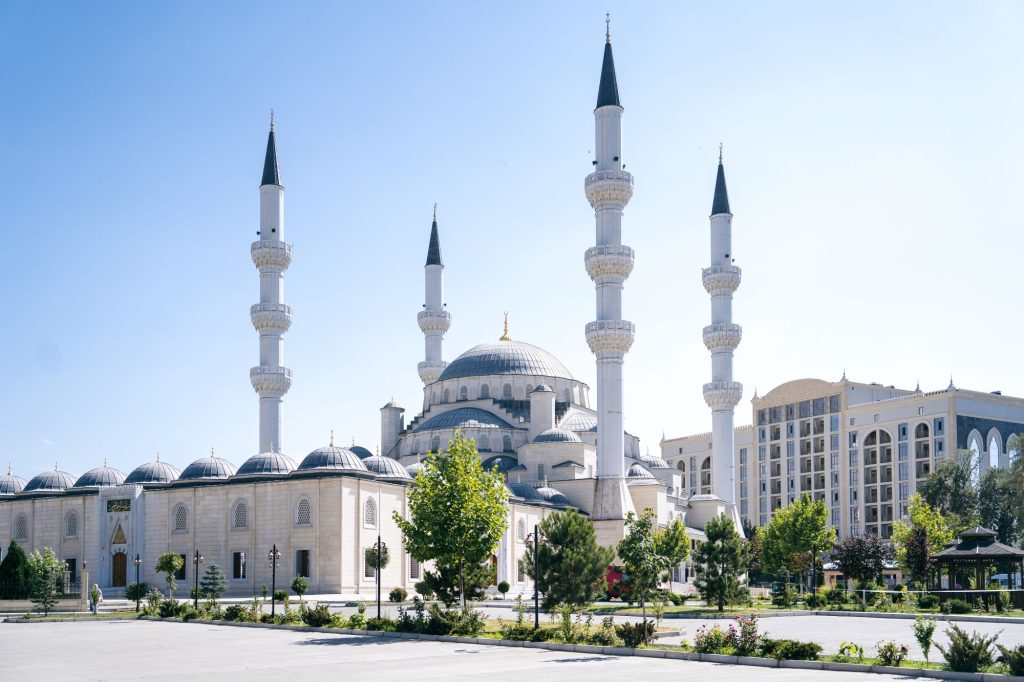 Glavna mošeja v Tirani je največka mošeja na celotnem Blakanu.