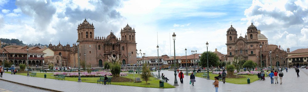 Plaza de Armas - levo katedrala Catedral del Cusco, desno jezuitska cerkev Iglesia de la Compañía de Jesús