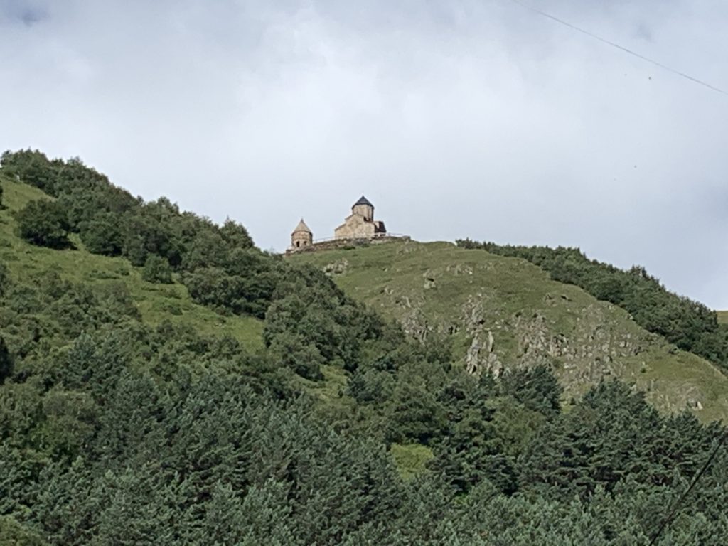 Pogled na cerkvico Gergeti - Gruzija