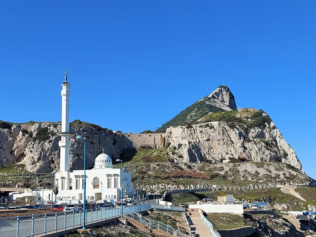 Pogled na mošejo in Gibraltarsko skalo z Europa pointa