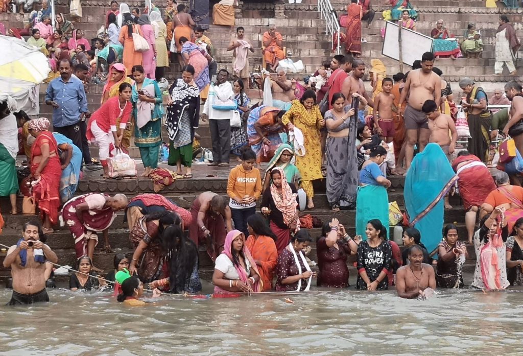 Indija, Varanasi, kopalci - foto Branko Struga