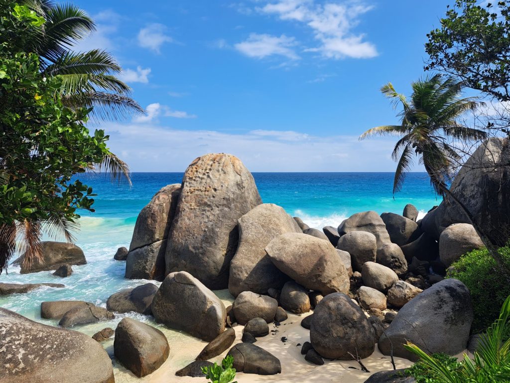Rajski Sejšeli slovijo po peščenih plažah in granitnih balvanih