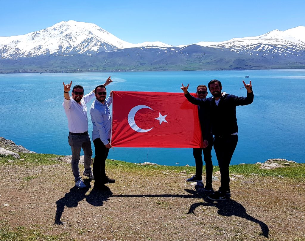 Vzhodna Turčija-jezero Van-modri biser med belimi gorami