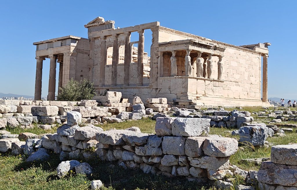 Tempelj Erehteion z znamenitimi kariatidami na atenski Akropoli-1