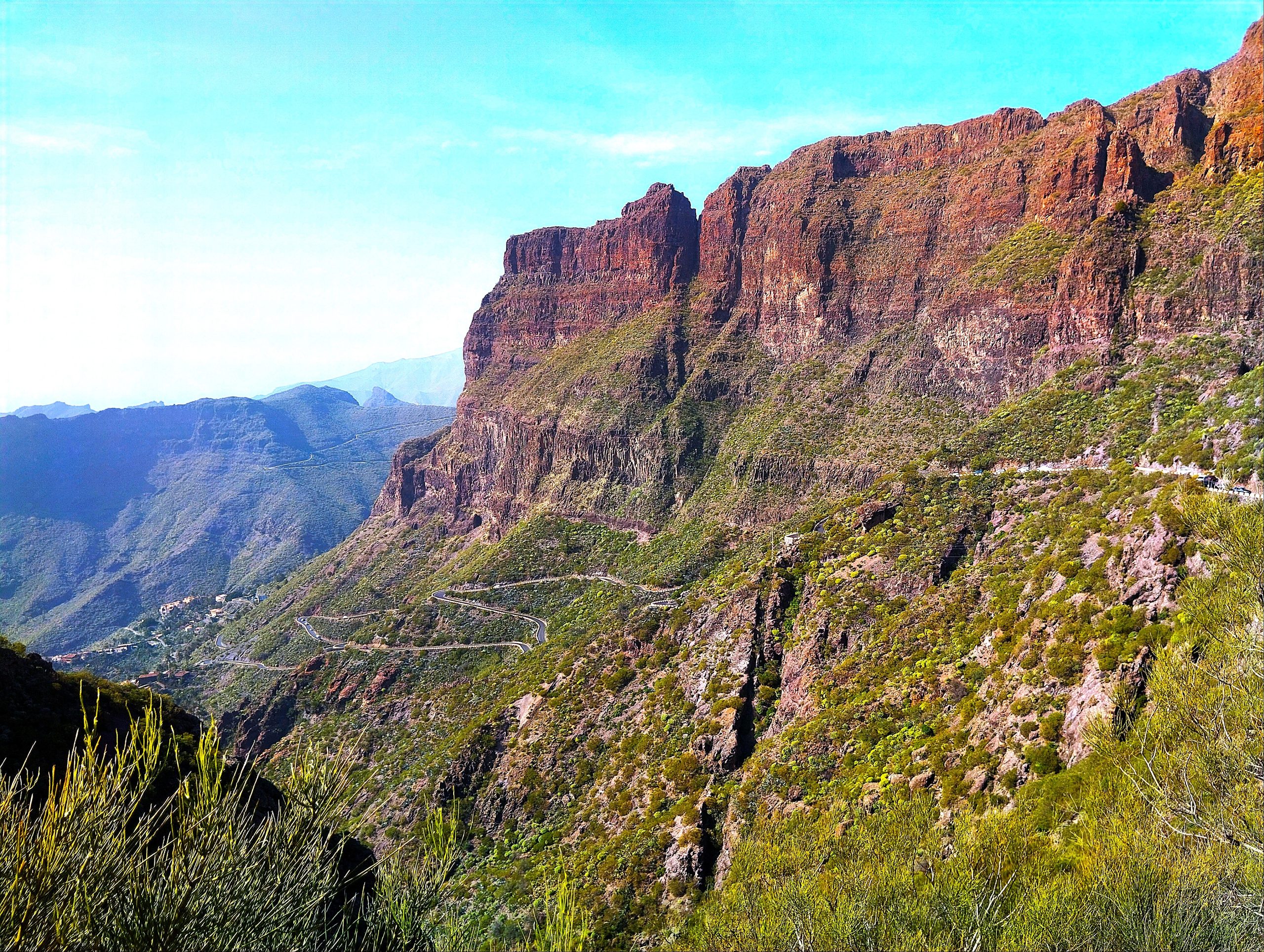 Cesta se vzpenja po otoku Tenerife do doline Masca