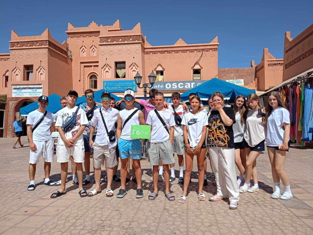 Skupina pred kavarno Oskar v Zagori