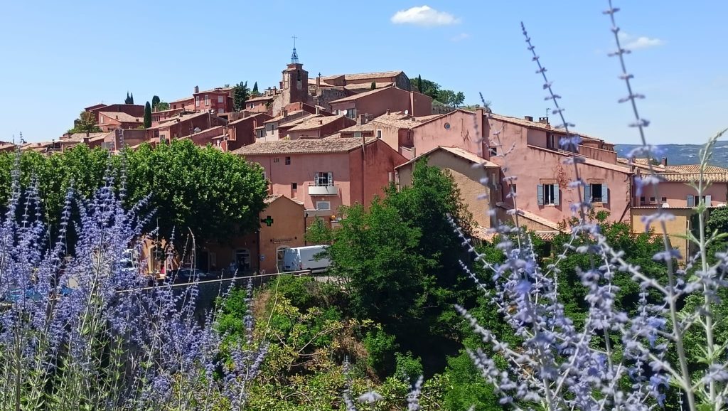 Mestece Rousillon je oblečen v barvo rdeče zemlje.