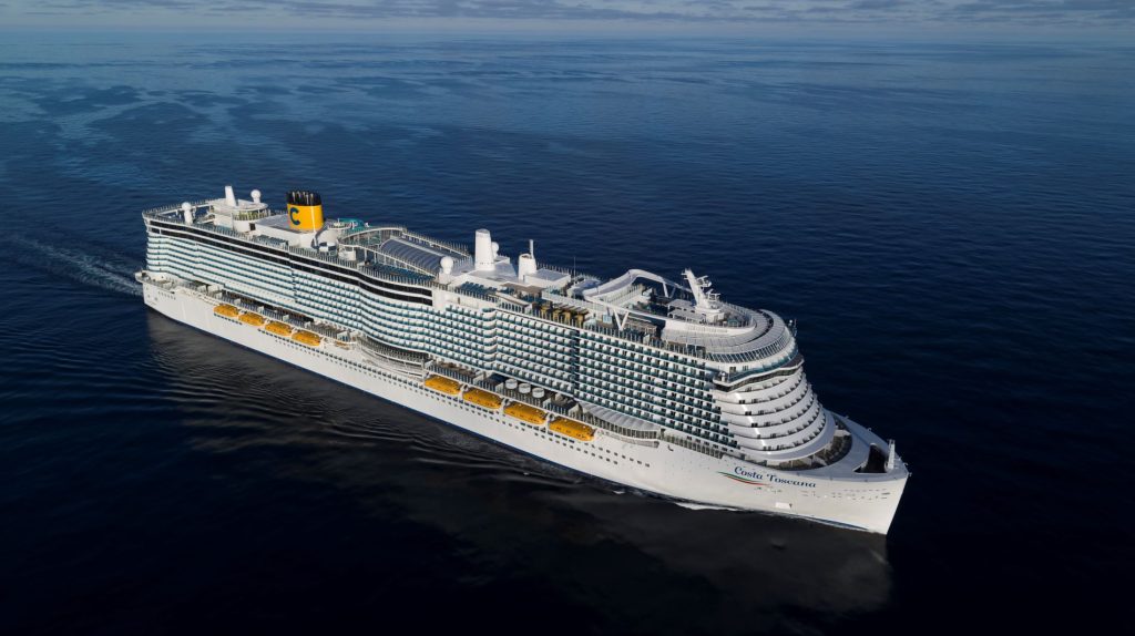 Ladja Costa Toscana pluje po morju
