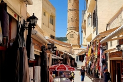 Vzhodna Turčija. Mardin. Veliki brat te vedno gleda, tudi trgovce na tržnici in njihove poštene cene.