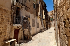 Vzhodna Turčija. Mardin. Tu vsakdo, ki hodi po teh stopniščih, mora verovati v Boga. Pri nas pa je drugače.