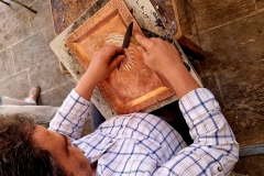 Vzhodna Turčija. Mardin. Prizor s tržnice. Če ne bi bilo trebuščka, nihče ne bi držal bakrene plošče.