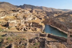 Vzhodna Turčija. Hasankeyf. Vzdušje starostnosti, kjer se ustavi čas in začutiš zanos, ki transcendira razum. Vredno enega potovanja, enega življenja.