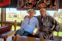 Vzhodna Turčija. Harran. Čaj s šejkom Halilom, dolgoletnim prijateljem in sodelavcem. Vsako leto vse bolj podobna press.