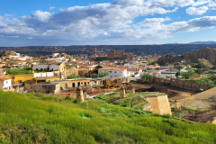 Andaluzija Mirador Barrio de cuevas -razgled na mesto_Guadix