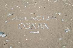 Turčija-napis s kamni na plaži Čirali