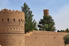 Čarobni-Iran-Yazd-zelenje in puščavska arhitektura