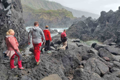 Doziveti-Azori-skale-ki-objemajo-morje-kot-ljubezen-objema-srce