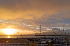 Doziveti-Azori-soncni-zahod-na-Azorih-kjer-nebo-in-morje-ustvarita-cudezno-barvno-igro