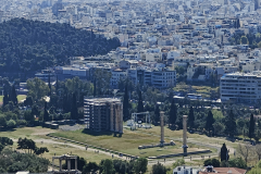 Pogled z Akropole na Hadrijanov slavolok in tempelj olimpskega Zevsa