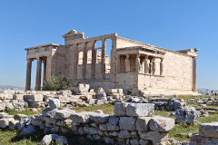 Tempelj Erehteion z znamenitimi kariatidami na atenski Akropoli