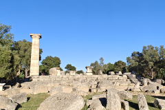 Ruševine v potresu uničenega Zevsovega templja v Olimpiji