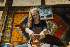 Obisk lončarske delavnice navdihuje ga. Žirafo