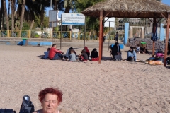 22 - Na mestni plaži v Akabi (v ozadju »toplo« oblečeni domačini, ki se ne kopajo).