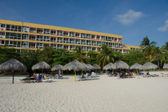 Ob plaži Ancon rastejo veliki turistični kompleksi