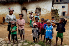 Otroci pred domačijo