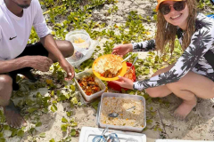 Maldivi - kaj je boljšega kot kosilo z nogami v pesku in pogledom na ocean.