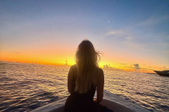 Maldivi - ob sončnem zahodu se svet za trenutek ustavi in vse postane zlato.