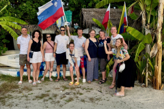 Maldivi - ponosen trenutek z našo slovensko zastavo v ozadju.