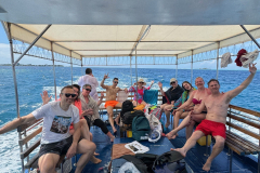 Maldivi - valovi nas nosijo, sonce na koži, morje v srcih.