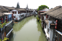 Zhujiajiao - pogled z mostu na kanal in okoliške stavbe