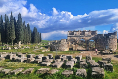 Turčija-Pamukkale-vstop v antično mesto v zelenju pomladi