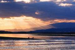 Oman-ultra vijolični sončni zahod in mešanje morskih tokov v zalivu mesteca Sur