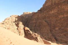 Wadi Rum - stene nad pečino