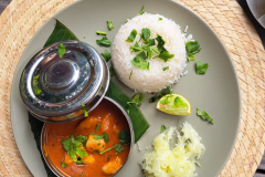 Značilna hrana na Sejšelih so tudi kariji. Odlični še posebej zaradi mešanice sveže morske hrane in toplih kreolskih začimb.